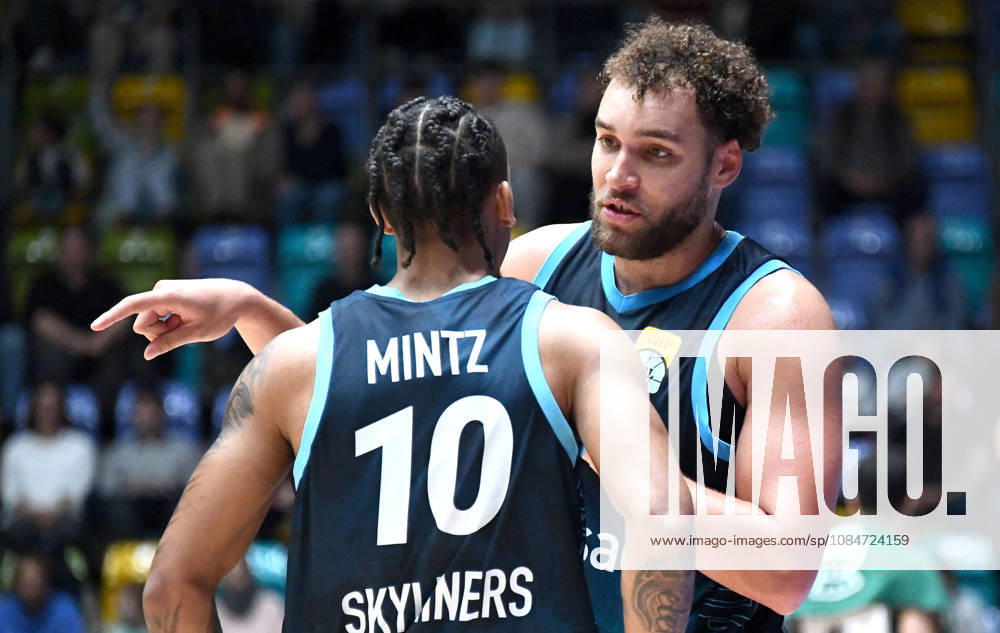 Basketball BBL Pokal, Frankfurt Skyliners - VET-Concept Gladiators Trier v.l. Judah Mintz (Fraport Skyliners Frankfurt), Race Thompson (Fraport Skyliners Frankfurt), beraten sich Frankfurt am Main