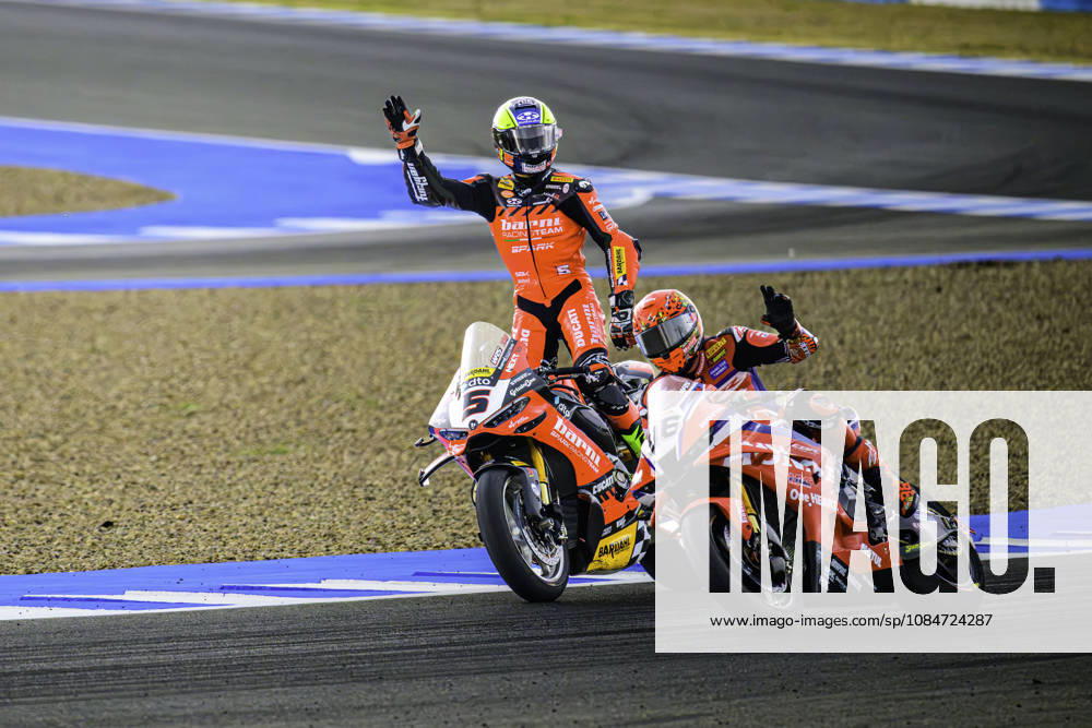 Jerez De La Frontera, Cadiz, Spain: Yari Montella of Barni Spark Racing Team and Jake Dixon of Honda HRC in the end of Race 2 of the WorldSBK Championship at Circuito de Jerez-Angel Nieto on October 18, 2026 in Jerez de la Frontera, Spain. Jerez De La Frontera Spain - ZUMAr200 20261018_zsp_r200_193