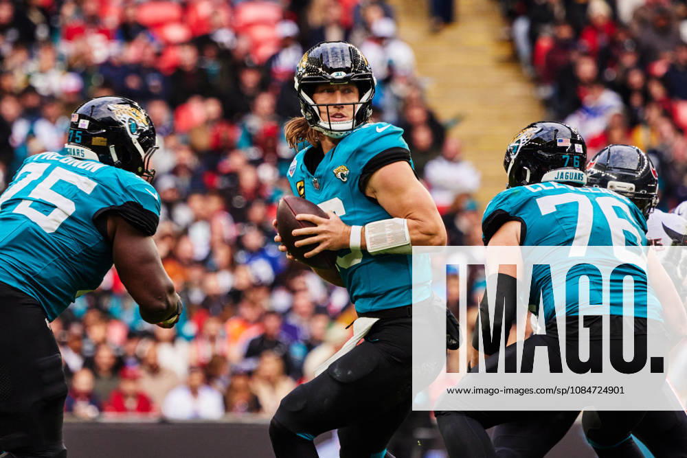 18th October 2026; Wembley Stadium, London, England; NFL, American Football Herren, USA American Football, Jacksonville Jaguars versus Houston Texans; Jacksonville Jaguars quarterback Trevor Lawrence prepares to pass MattxBenxStone