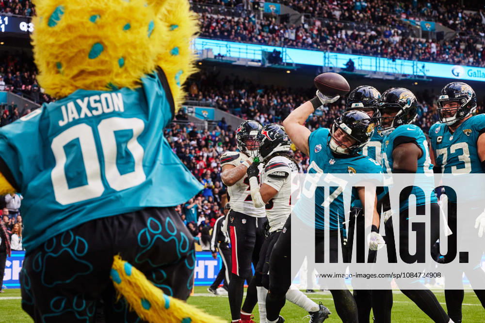 18th October 2026; Wembley Stadium, London, England; NFL, American Football Herren, USA American Football, Jacksonville Jaguars versus Houston Texans; Jacksonville Jaguars tight end Nate Boerkricher of the Jacksonville Jaguars celebrates scoring a touchdown MattxBenxStone