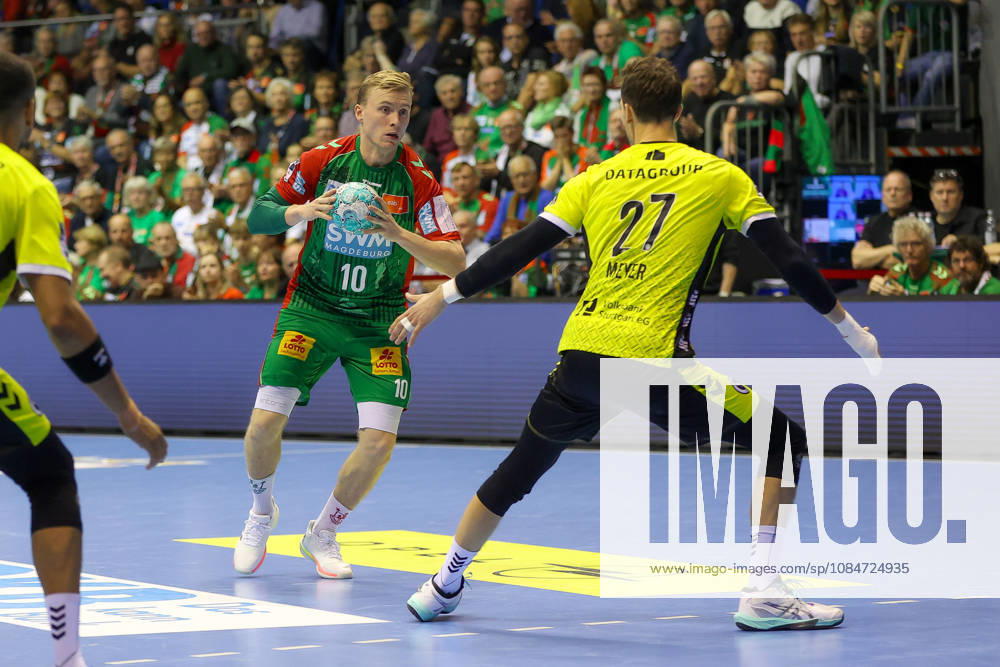 Handball - Opel HBL SC Magdeburg - TVB Stuttgart, v.l. Gisli Thorgeir Kristjansson (Magdeburg, 1Dominik Reimann (Magdeburg, 1), Philipp Meyer (Stuttgart, 27) Zweikampf, Duell, Kampf, tackle Magdeburg