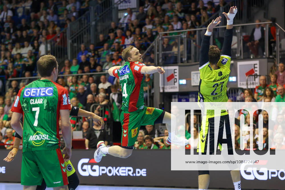 Handball - Opel HBL SC Magdeburg - TVB Stuttgart, v.l. Omar Ingi Magnusson (Magdeburg, 14) wirft Tor, Torschuetze, erzielt Tor, Treffer, scores the goal Magdeburg