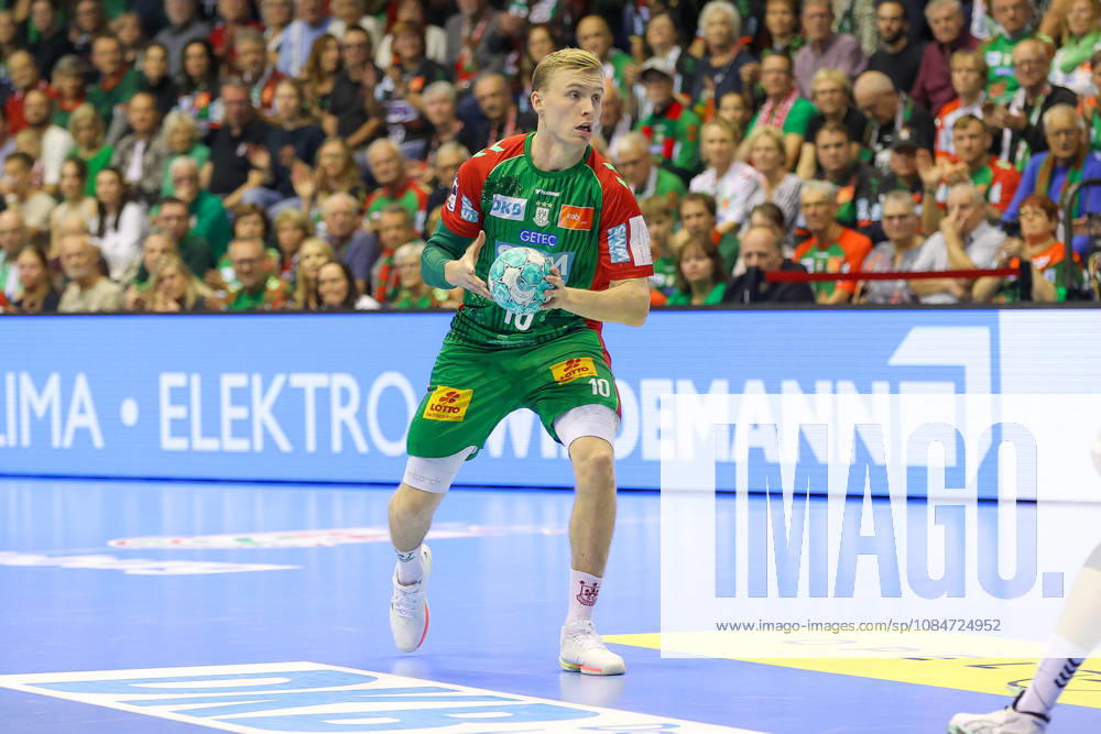 Handball - Opel HBL SC Magdeburg - TVB Stuttgart, v.l. Gisli Thorgeir Kristjansson (Magdeburg, 10) am Ball, plays the ball Magdeburg