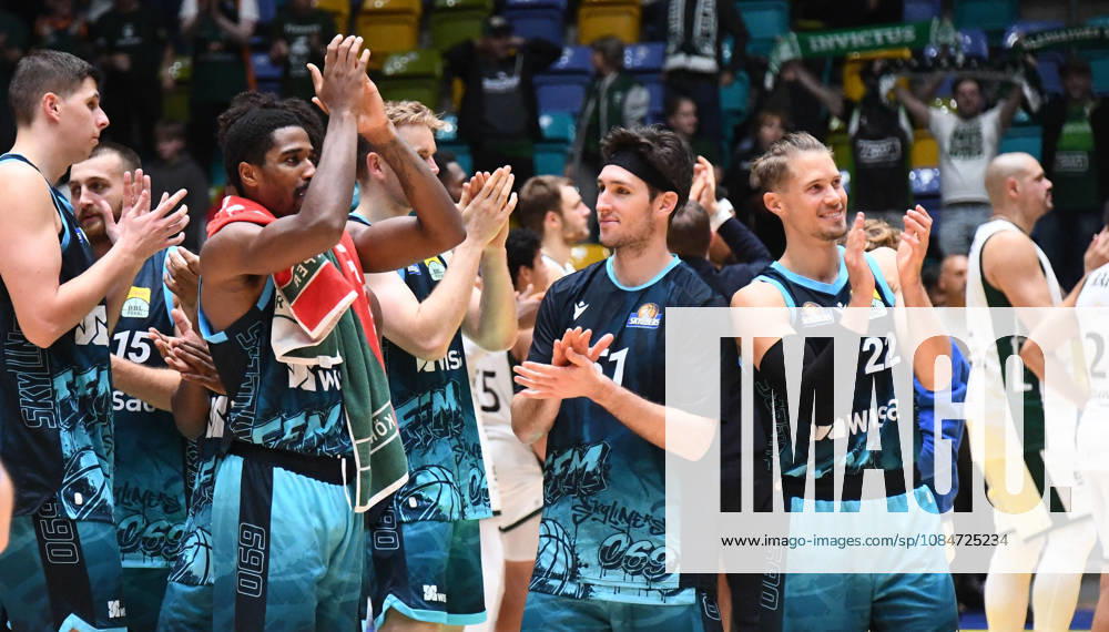 Basketball BBL Pokal, Frankfurt Skyliners - VET-Concept Gladiators Trier v.l. William Christmas (Fraport Skyliners Frankfurt), Ryan Arcidiacono (Fraport Skyliners Frankfurt), Thomas Klepeisz (Fraport Skyliners Frankfurt) und co, feiern, bejubeln den sieg mit den Fans, applaudieren Frankfurt am Main