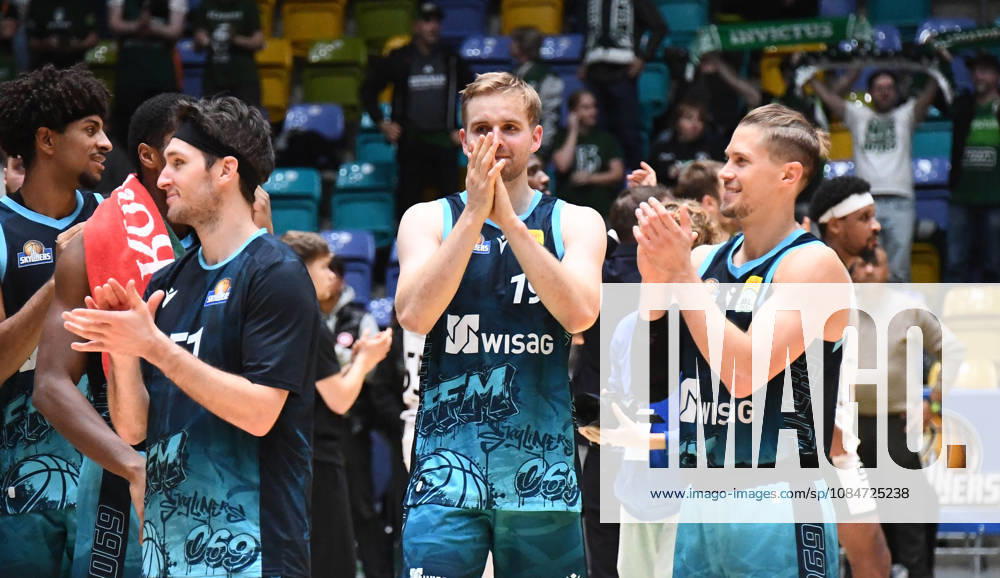 Basketball BBL Pokal, Frankfurt Skyliners - VET-Concept Gladiators Trier v.l. Ryan Arcidiacono (Fraport Skyliners Frankfurt), Till Pape (Fraport Skyliners Frankfurt), Thomas Klepeisz (Fraport Skyliners Frankfurt), und co, feiern, bejubeln den sieg mit den Fans, applaudieren Frankfurt am Main
