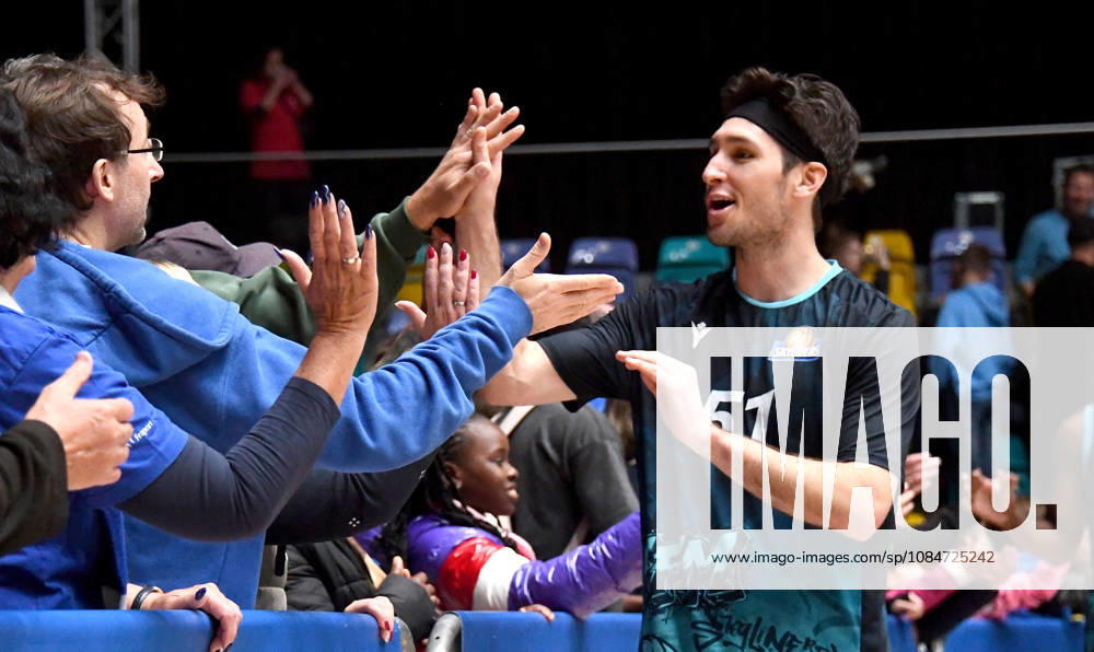 Basketball BBL Pokal, Frankfurt Skyliners - VET-Concept Gladiators Trier v.l. Ryan Arcidiacono (Fraport Skyliners Frankfurt), feiern, bejubelt den sieg mit den Fans, klatscht ab Frankfurt am Main