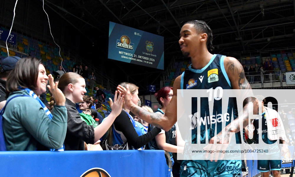 Basketball BBL Pokal, Frankfurt Skyliners - VET-Concept Gladiators Trier v.l. Judah Mintz (Fraport Skyliners Frankfurt), feiern, bejubelt den sieg mit den Fans, klatscht ab Frankfurt am Main