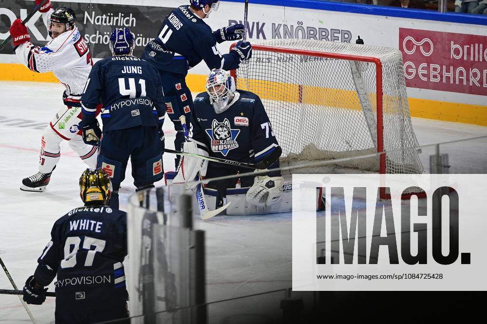 Kassel, Probonio Arena Eishockey DEL 2 Playoff Saison 2026 2027 Kassel Huskies - EV Landshut Tor zum 0:1 durch Tobias Lindberg (Landshut) Torwart Leon Willerscheid (73, Kassel Huskies) gesschlagen