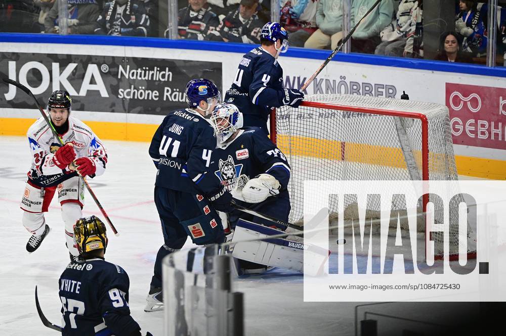 Kassel, Probonio Arena Eishockey DEL 2 Playoff Saison 2026 2027 Kassel Huskies - EV Landshut Tor zum 0:1 durch Tobias Lindberg (Landshut) Torwart Leon Willerscheid (73, Kassel Huskies) gesschlagen
