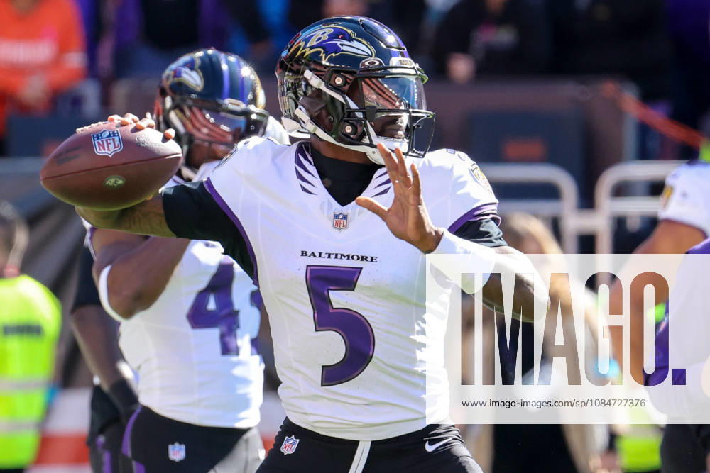CLEVELAND, OH - OCTOBER 18: Baltimore Ravens quarterback Tyler Huntley (5) on the field prior to the National Football League game between the Baltimore Ravens and Cleveland Browns on October 18, 2026, at Huntington Bank Field in Cleveland, OH. (Photo by Frank Jansky Icon Sportswire) NFL, American Football Herren, USA OCT 18 Ravens at Browns Icon261018004