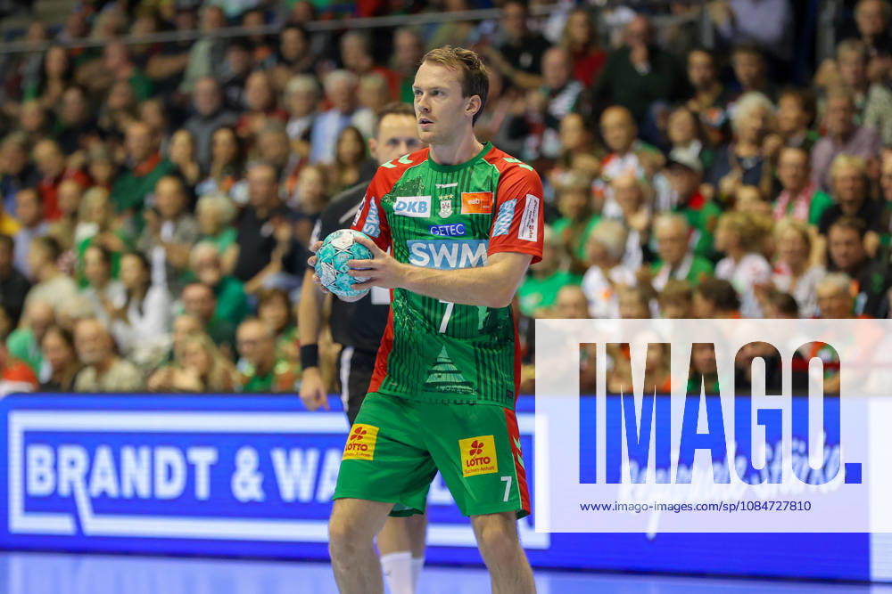 Handball - Opel HBL SC Magdeburg - TVB Stuttgart, v.l. Felix Claar (Magdeburg, 7) am Ball, plays the ball Magdeburg
