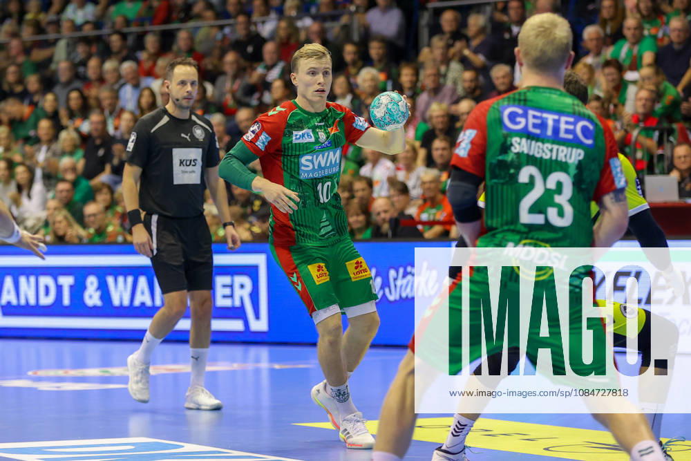 Handball - Opel HBL SC Magdeburg - TVB Stuttgart, v.l. Gisli Thorgeir Kristjansson (Magdeburg, 10) am Ball, plays the ball Magdeburg