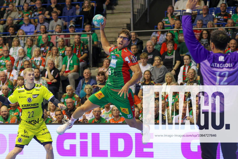 Handball - Opel HBL SC Magdeburg - TVB Stuttgart, v.l. Antonio Serradilla (Magdeburg, 15) wirft Tor, Torschuetze, erzielt Tor, Treffer, scores the goal Magdeburg