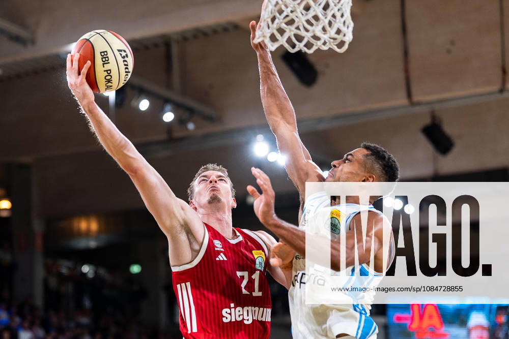 Justus Hollatz (FC Bayern Muenchen Basketball, 21) beim Korbleger gegen Kenneth Ogbe (Veolia Towers Hamburg, 25), GER, Veolia Towers Hamburg vs FC Bayern Muenchen Basketball, Basketball, Netto BBL Pokal, Achtelfinale, Saison 2026 2027, 18.10.2026 GER, Veolia Towers Hamburg vs FC Bayern Muenchen Basketball, Basketball, Netto BBL Pokal, Achtelfinale, Saison 2026 2027, 18.10.2026 Hamburg