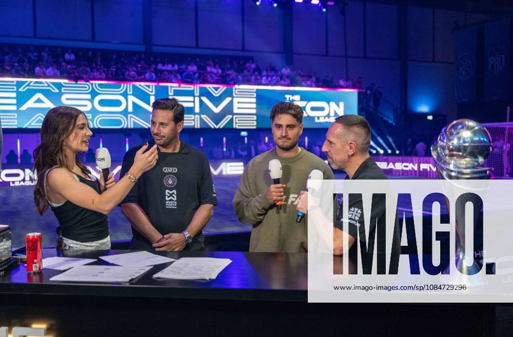 Fußball, Herren, Herbst 2026, Indoor, Season Five, 5. Saison der Icon League in der Messe Berlin, 1. Spieltag, v. l. Moderatorin Jana Wosnitza, Team Head Claudio Pizarro (Plyrs United), Icon League-Gründer Elias Nerlich, Team Head Franck Ribery (Plyrs United), 18.10.2026,