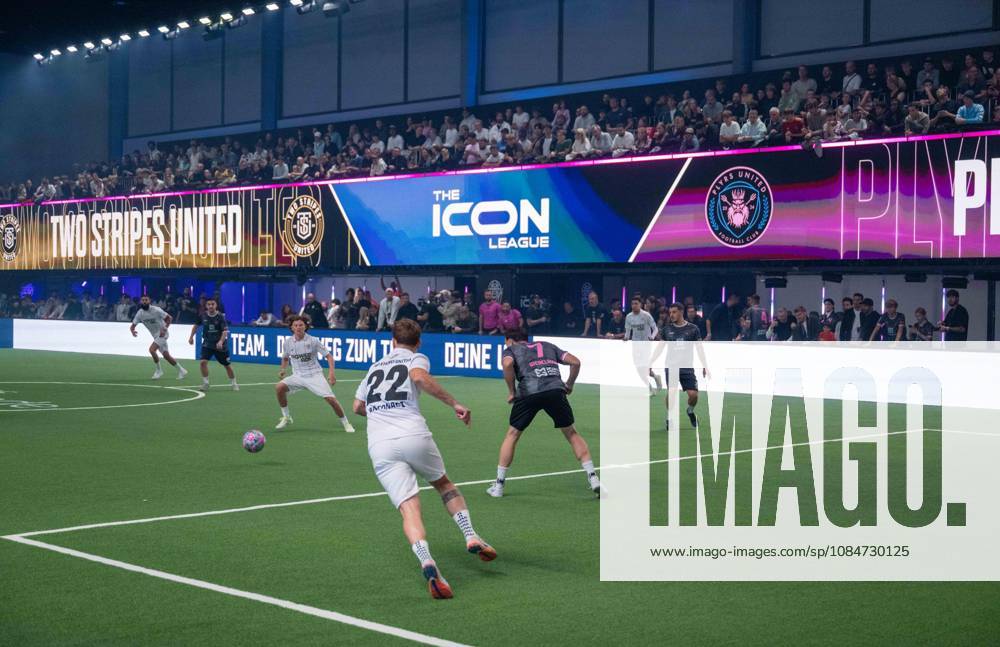 Fußball, Herren, Herbst 2026, Indoor, Season Five, 5. Saison der Icon League in der Messe Berlin, 1. Spieltag, Division Toni, Two Stripes United (weiß) - Plyars United (6:4), 18.10.2026,