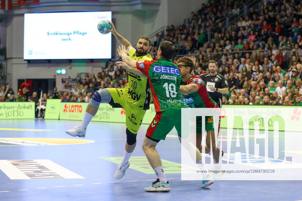 Handball - Opel HBL SC Magdeburg - TVB Stuttgart, v.l. Mohamed Amine Darmoul (Stuttgart, 70), Elvar Oern Jonsson (Magdeburg, 19) Zweikampf, Duell, Kampf, tackle Magdeburg