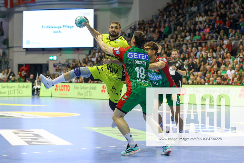 Handball - Opel HBL SC Magdeburg - TVB Stuttgart, v.l. Mohamed Amine Darmoul (Stuttgart, 70), Elvar Oern Jonsson (Magdeburg, 19), Antonio Serradilla (Magdeburg, 15) Zweikampf, Duell, Kampf, tackle Magdeburg