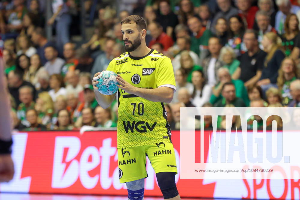 Handball - Opel HBL SC Magdeburg - TVB Stuttgart, v.l. Mohamed Amine Darmoul (Stuttgart, 70) am Ball, plays the ball Magdeburg