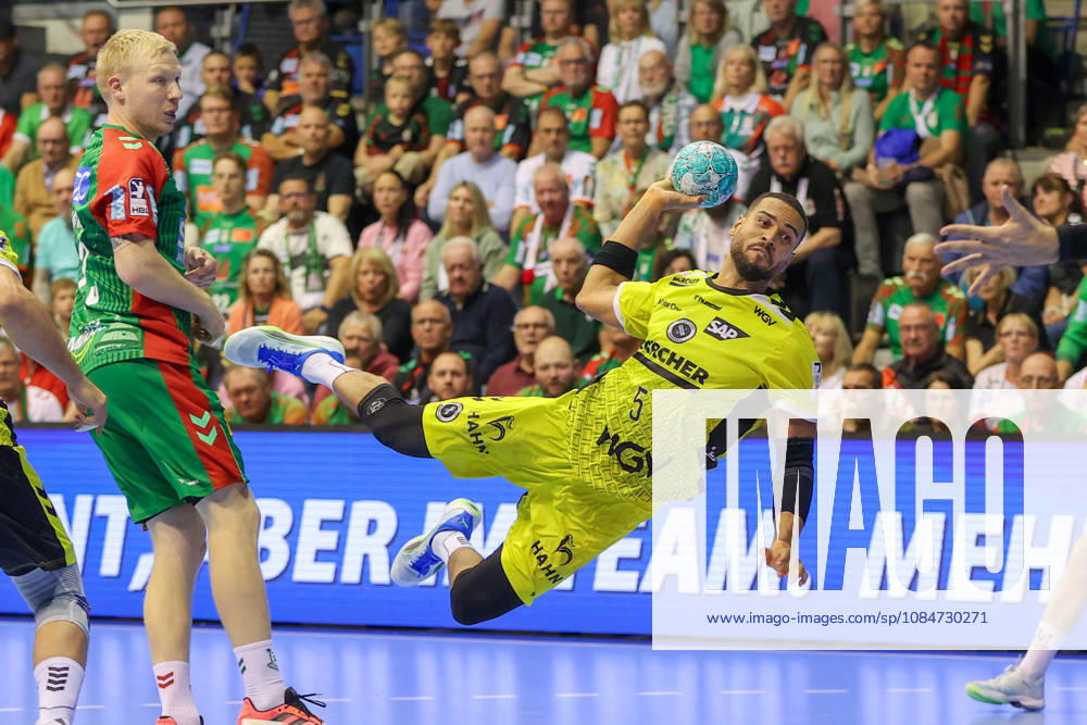 Handball - Opel HBL SC Magdeburg - TVB Stuttgart, v.l. Philipp Ahouansou (Stuttgart, 5) wirft Tor, Torschuetze, erzielt Tor, Treffer, scores the goal Magdeburg