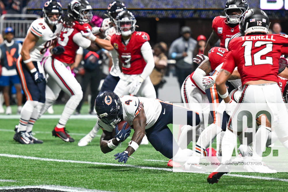 ATLANTA, GA - OCTOBER 18: Chicago running back D Andre Swift (4) score a first-half touchdown during the NFL, American Football Herren, USA game between the Chicago Bears and the Atlanta Falcons on October 18th, 2026 at Mercedes-Benz Stadium in Atlanta, GA. (Photo by Rich von Biberstein Icon Sportswire) NFL: OCT 18 Bears at Falcons Icon261018002