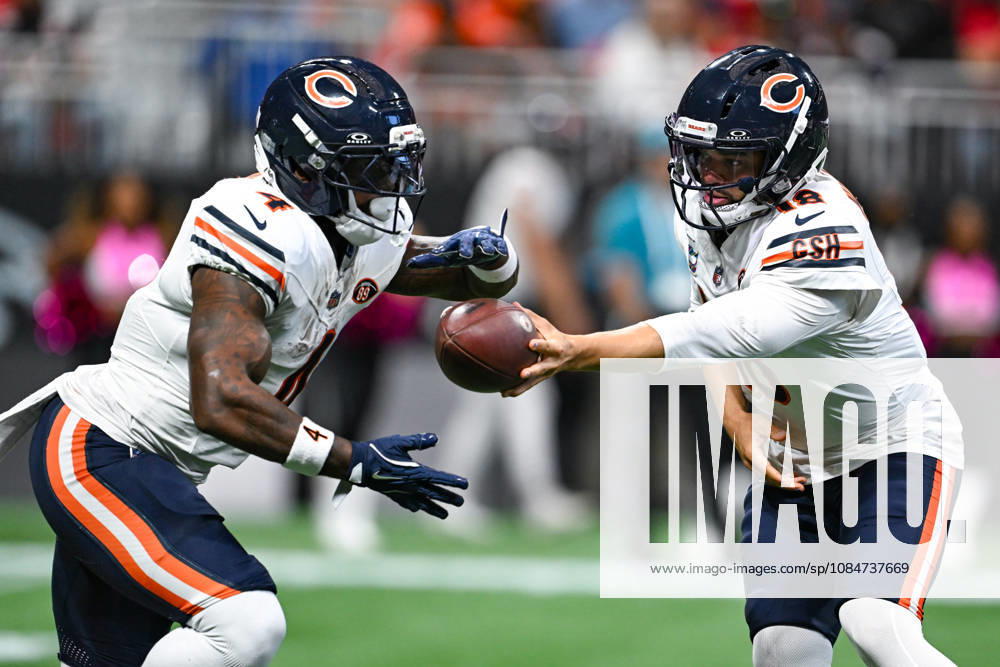 ATLANTA, GA - OCTOBER 18: Chicago quarterback Caleb Williams (18) hands off the ball to running back D Andre Swift (4) during the NFL, American Football Herren, USA game between the Chicago Bears and the Atlanta Falcons on October 18th, 2026 at Mercedes-Benz Stadium in Atlanta, GA. (Photo by Rich von Biberstein Icon Sportswire) NFL: OCT 18 Bears at Falcons Icon261018016