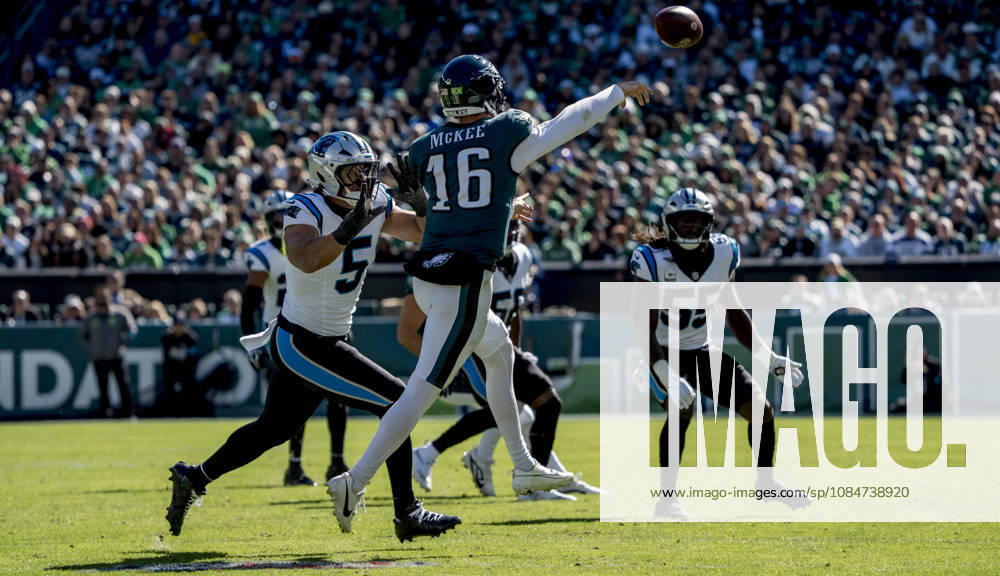Oct 18, 2026; Philadelphia, PA, USA; Philadelphia Eagles quarterback Tanner McKee (16) scrambles and throws a pass during the NFL, American Football Herren, USA football matchup between the Carolina Panthers and Philadelphia Eagles during the NFL football matchup between the Carolina Panthers and Philadelphia Eagles at Lincoln Financial Field. Mandatory Credit: -Cal Media NFL 2026: Panthers Vs Eagles OCT 18 - ZUMAcs17 20261018_faf_cs17_022