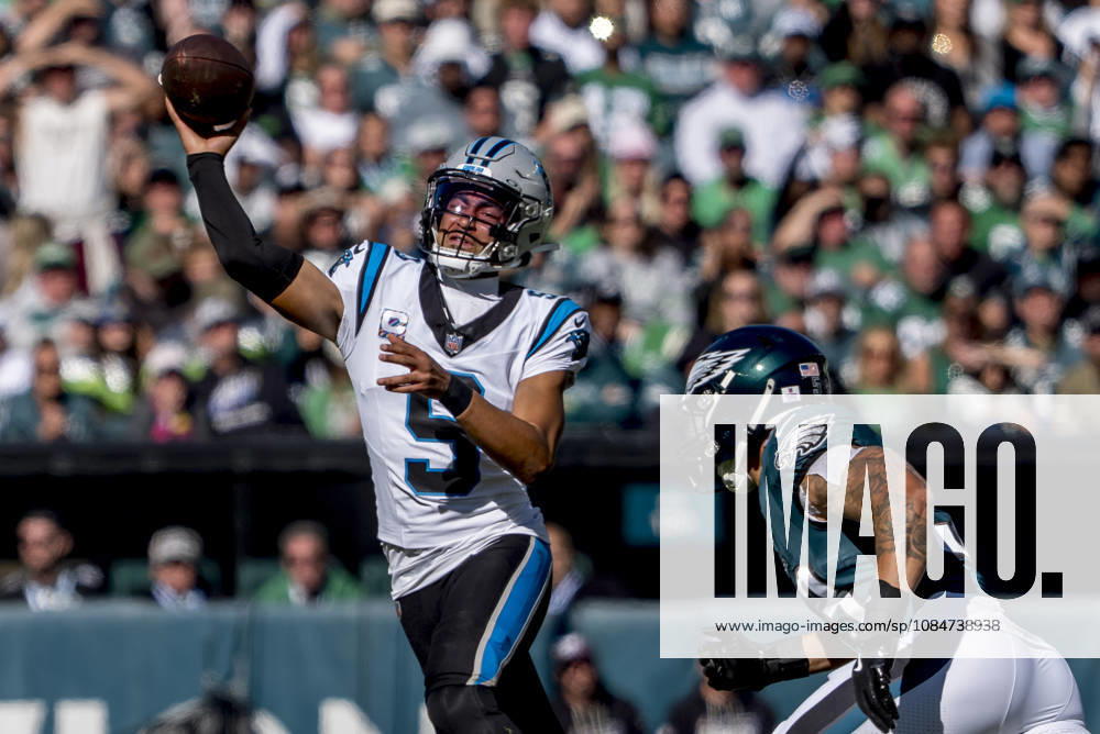 Oct 18, 2026; Philadelphia, PA, USA; Carolina Panthers quarterback Bryce Young (9) scrambles away from Philadelphia Eagles linebacker Zack Baun (53) during the NFL, American Football Herren, USA football matchup between the Carolina Panthers and Philadelphia Eagles at Lincoln Financial Field. Mandatory Credit: -Cal Media NFL 2026: Panthers Vs Eagles OCT 18 - ZUMAcs17 20261018_faf_cs17_029