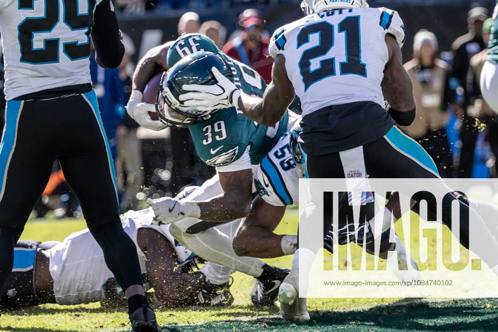 Philadelphia Eagles running back Dameon Pierce (39) gets over Carolina Panthers inside linebacker Bobby Okereke (58) for a touchdown in the second quarter of NFL, American Football Herren, USA action at Lincoln Financial Field in Philadelphia, Pennsylvania on Sunday, October 18, 2016. PHI20261018002 LAURENCExKESTERSON
