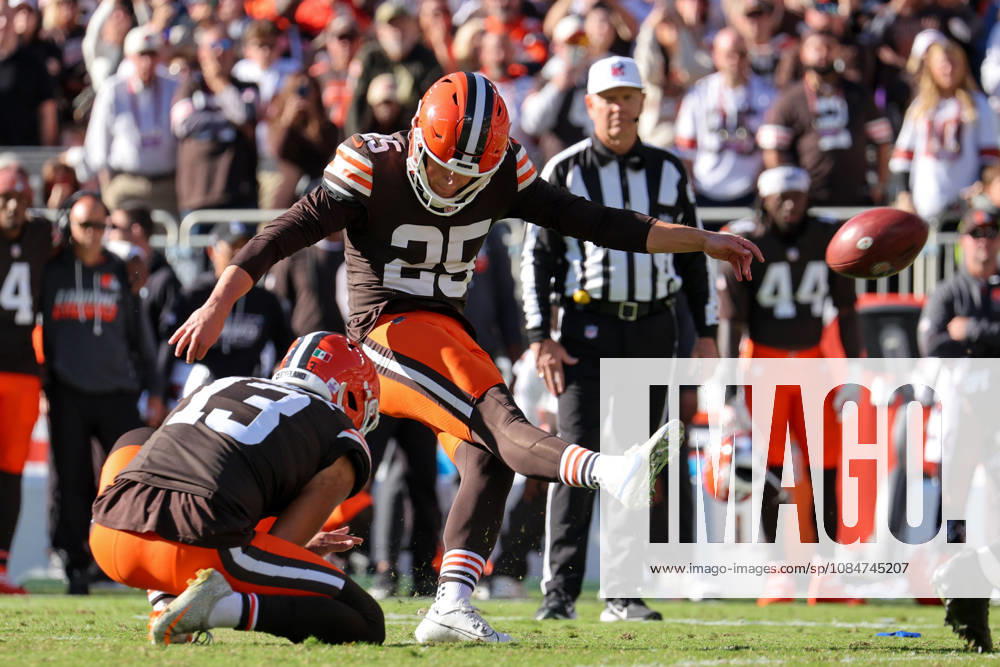 CLEVELAND, OH - OCTOBER 18: Cleveland Browns place kicker Andre Szmyt (25) kicks a game-winning 37-yard field goal out of the hold of Cleveland Browns punter Corey Bojorquez (13) on the final play of the National Football League game between the Baltimore Ravens and Cleveland Browns on October 18, 2026, at Huntington Bank Field in Cleveland, OH. (Photo by Frank Jansky Icon Sportswire) NFL, American Football Herren, USA OCT 18 Ravens at Browns Icon261018010