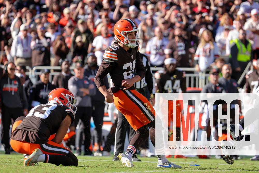 CLEVELAND, OH - OCTOBER 18: Cleveland Browns place kicker Andre Szmyt (25) and Cleveland Browns punter Corey Bojorquez (13) watch as the 37-yard field goal by Szmyt splits the uprights on the final play of the National Football League game between the Baltimore Ravens and Cleveland Browns on October 18, 2026, at Huntington Bank Field in Cleveland, OH. (Photo by Frank Jansky Icon Sportswire) NFL, American Football Herren, USA OCT 18 Ravens at Browns Icon261018011