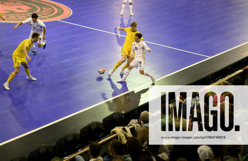 Theodoros Xydias r. (GER) gegen Ignas Rastutis (LIT), Aktion, Zweikampf, vor Zuschauern. Futsal WM-Qualifikationsspiel Deutschland - Litauen 4:2, am 18.10.2026 in Mülheim an der Ruhr Deutschland. Westenergie Sporthalle