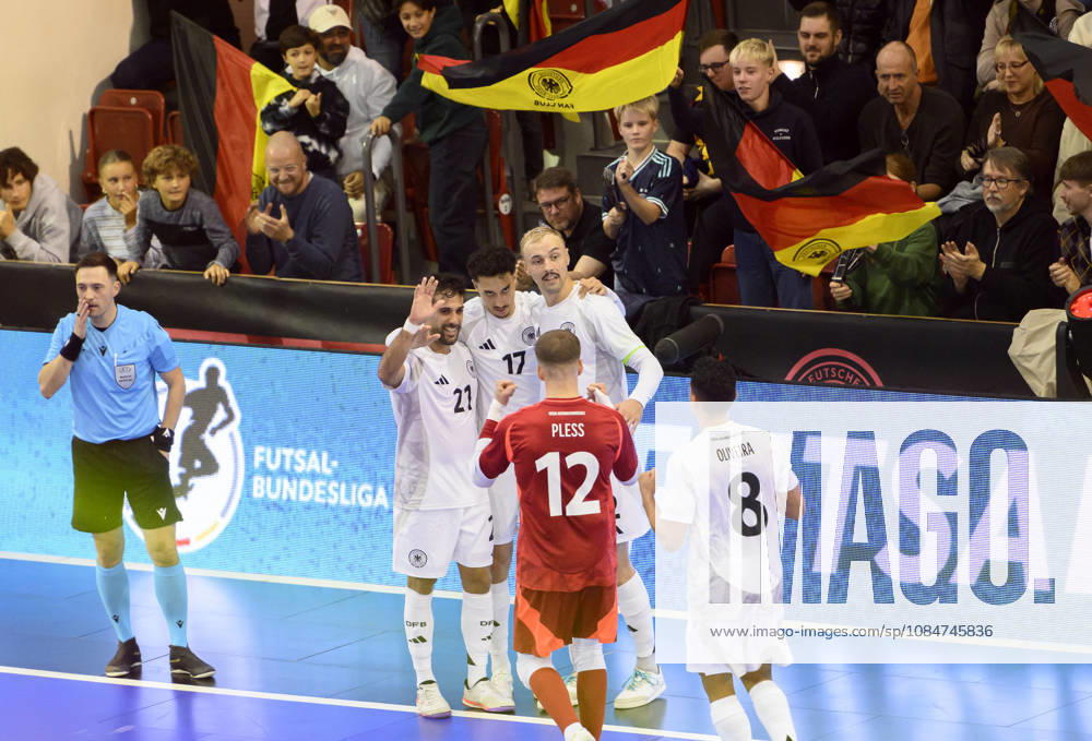 Jubel GER im Matias Block (GER) nach seinem Tor zum 4:2, (l-r) Matias Block (GER), Kim Herterich (GER), Christopher Wittig (GER), Torwart Philipp Pless (GER), Gabriel Oliveira (GER). Futsal WM-Qualifikationsspiel Deutschland - Litauen 4:2, am 18.10.2026 in Mülheim an der Ruhr Deutschland. Westenergie Sporthalle