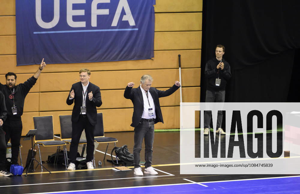 Schlussjubel Trainer Bundestrainer Marcel Loosveld . Futsal WM-Qualifikationsspiel Deutschland - Litauen 4:2, am 18.10.2026 in Mülheim an der Ruhr Deutschland. Westenergie Sporthalle