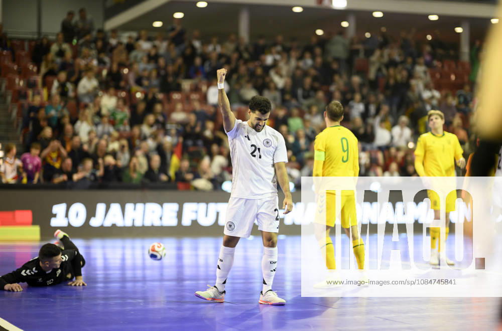 Jubel Matias Block (GER) nach einem Tor. Futsal WM-Qualifikationsspiel Deutschland - Litauen 4:2, am 18.10.2026 in Mülheim an der Ruhr Deutschland. Westenergie Sporthalle