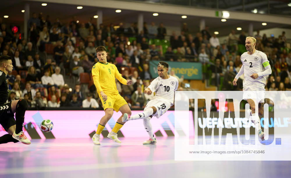Torchance Fouad Aghnima (GER) gegen Torwart Ernestas Macenis l. und Albert Voskunovic (LIT), Aktion, Zweikampf, r. Christopher Wittig (GER). Futsal WM-Qualifikationsspiel Deutschland - Litauen 4:2, am 18.10.2026 in Mülheim an der Ruhr Deutschland. Westenergie Sporthalle