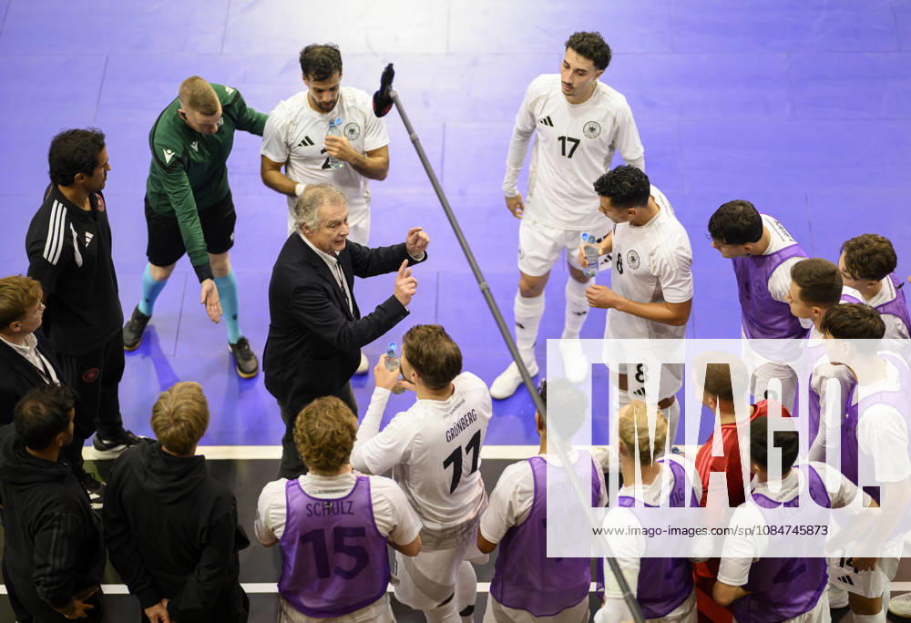 Trainer Bundestrainer Marcel Loosveld (GER) gibt Anweisungen in der Auszeit, Gestik, Geste, umringt von Spielen. Futsal WM-Qualifikationsspiel Deutschland - Litauen 4:2, am 18.10.2026 in Mülheim an der Ruhr Deutschland. Westenergie Sporthalle