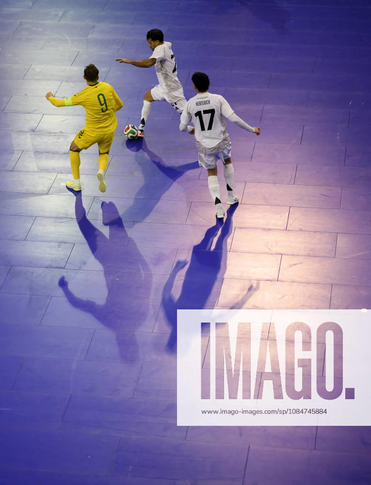 Feature, Kampf um den Ball, (l-r) Justinas Zagurskas (LIT), Matias Block (GER), Kim Herterich (GER), Aktion, Zweikampf. Futsal WM-Qualifikationsspiel Deutschland - Litauen 4:2, am 18.10.2026 in Mülheim an der Ruhr Deutschland. Westenergie Sporthalle