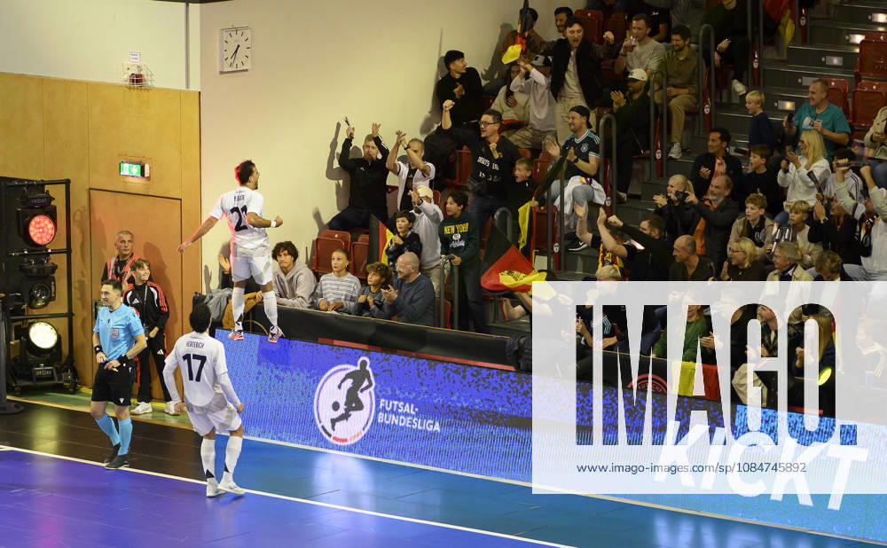 Jubel Matias Block (GER) nach seinem Tor zum 4:2, springt auf die Bande vor den Fans. Futsal WM-Qualifikationsspiel Deutschland - Litauen 4:2, am 18.10.2026 in Mülheim an der Ruhr Deutschland. Westenergie Sporthalle