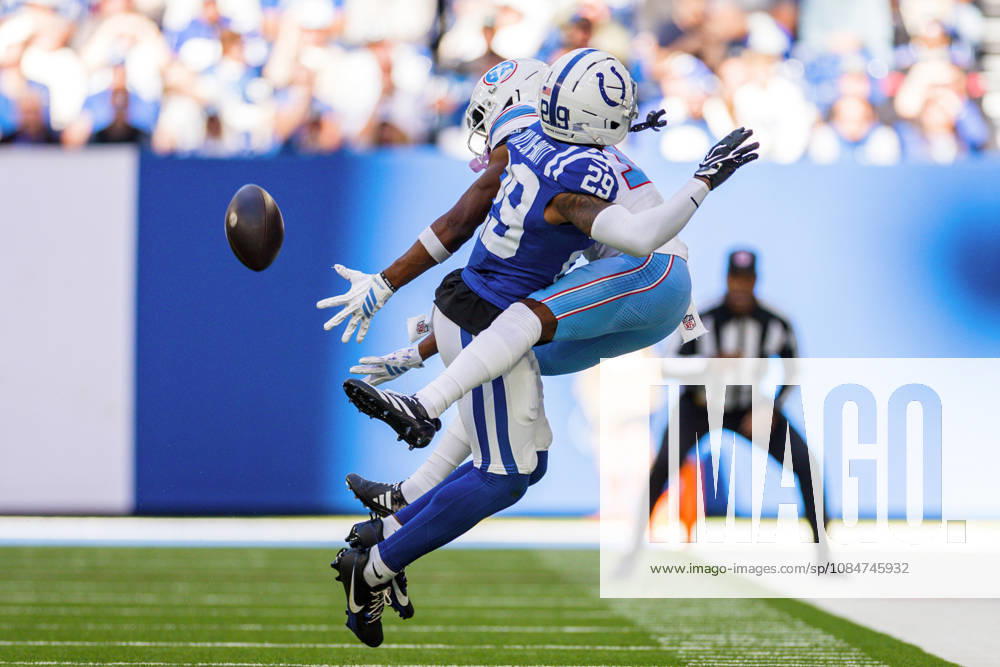 NFL, American Football Herren, USA 2026: Titans Vs Colts OCT 18 Oct 18, 2026; Indianapolis, IN, USA; Indianapolis Colts cornerback Kenneth Harris (29) interferes with Tennessee Titans wide receiver Carnell Tate (14) during NFL game action at Lucas Oil Stadium. Mandatory Credit: John Mersits-Cal Media (Credit Image: Â John Mersits Cal Sport Media) Indianapolis In USA