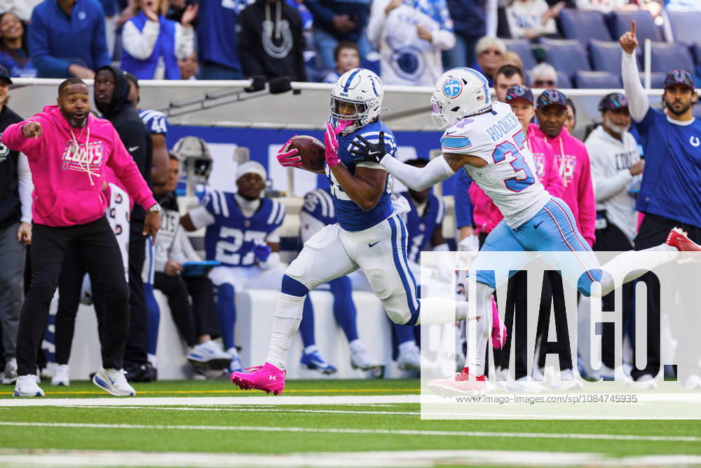 NFL, American Football Herren, USA 2026: Titans Vs Colts OCT 18 Oct 18, 2026; Indianapolis, IN, USA; Indianapolis Colts running back Jonathan Taylor (28) runs with the ball as Tennessee Titans safety Amani Hooker (37) pursues during NFL game action at Lucas Oil Stadium. Mandatory Credit: John Mersits-Cal Media (Credit Image: Â John Mersits Cal Sport Media) Indianapolis In USA