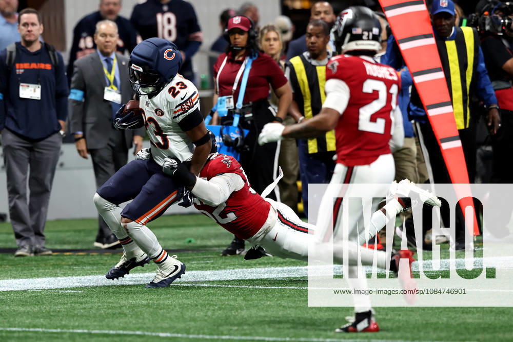 ATLANTA, GA - OCTOBER 18: Samson Ebukam (52) of the Atlanta Falcons tackles Roschon Johnson (23) of the Chicago Bears during the Sunday afternoon NFL, American Football Herren, USA game between the Atlanta Falcons and the Chicago Bears on October 18, 2026 at the Mercedes-Benz Stadium in Atlanta, GA. (Photo by David J. Griffin Icon Sportswire) NFL: OCT 18 Bears at Falcons Icon9532610180906