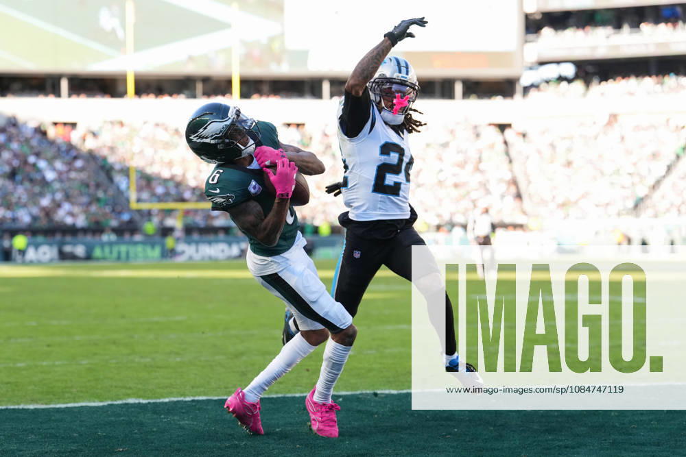 PHILADELPHIA, PA - OCTOBER 18: Philadelphia Eagles wide receiver DeVonta Smith (6) makes a touchdown reception against Carolina Panthers cornerback Will Lee III (24) in the second half during the game between the Carolina Panthers and Philadelphia Eagles on October 18, 2026 at Lincoln Financial Field in Philadelphia, PA. (Photo by Kyle Ross Icon Sportswire) NFL, American Football Herren, USA OCT 18 Panthers at Eagles Icon26101814