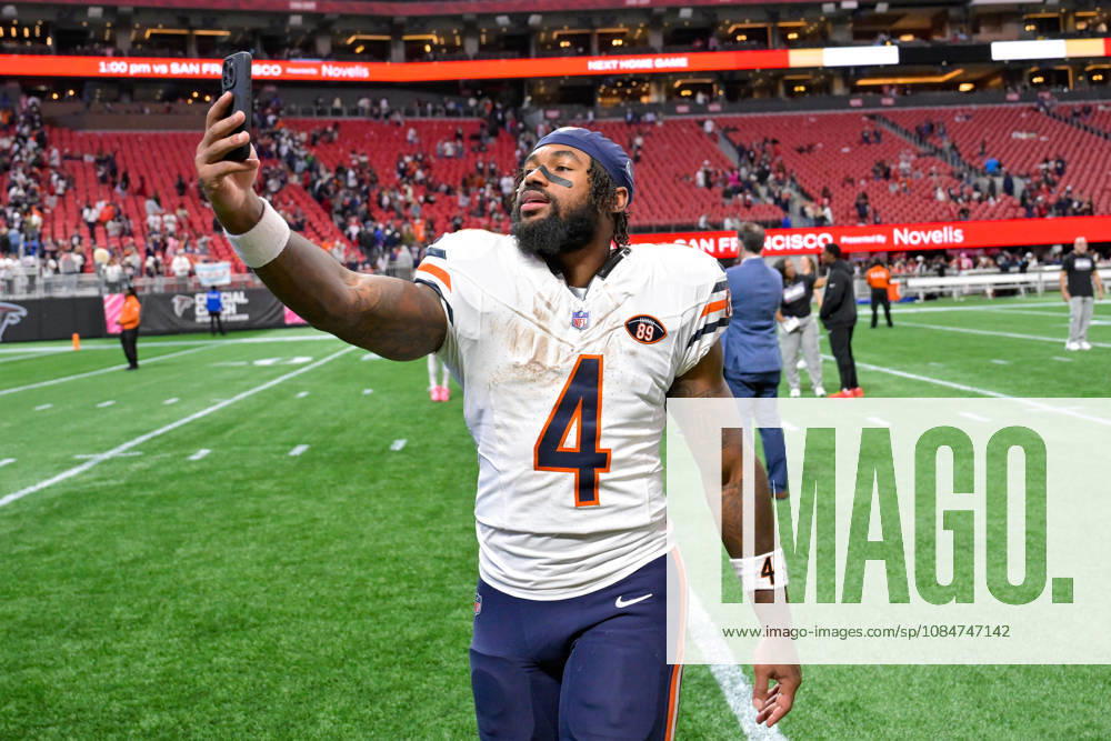 ATLANTA, GA - OCTOBER 18: Chicago running back D Andre Swift (4) records a video following the conclusion of the NFL, American Football Herren, USA game between the Chicago Bears and the Atlanta Falcons on October 18th, 2026 at Mercedes-Benz Stadium in Atlanta, GA. (Photo by Rich von Biberstein Icon Sportswire) NFL: OCT 18 Bears at Falcons Icon261018022