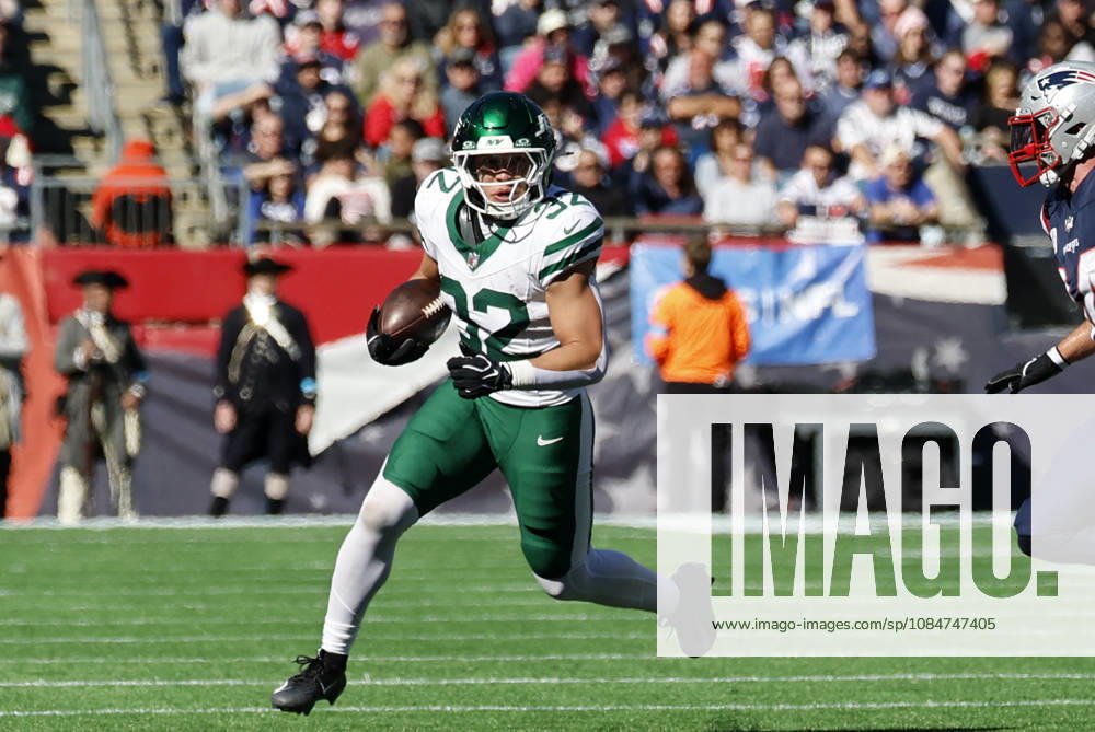FOXBOROUGH, MA - OCTOBER 18: Isaiah Davis 32 of the New York Jets carries during a game between the New England Patriots and the New York Jets on October 18, 2026, at Gillette Stadium in Foxborough, Massachusetts. (Photo by Fred Kfoury III Icon Sportswire) NFL, American Football Herren, USA OCT 18 Jets at Patriots Icon482261018015