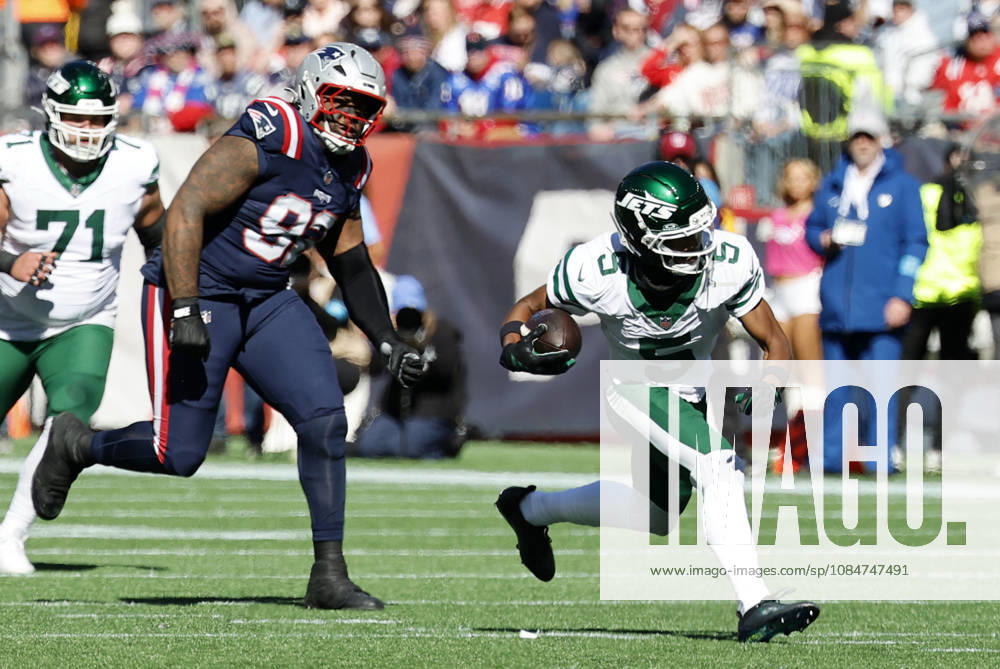 FOXBOROUGH, MA - OCTOBER 18: Garrett Wilson 5 of the New York Jets carries during a game between the New England Patriots and the New York Jets on October 18, 2026, at Gillette Stadium in Foxborough, Massachusetts. (Photo by Fred Kfoury III Icon Sportswire) NFL, American Football Herren, USA OCT 18 Jets at Patriots Icon482261018003