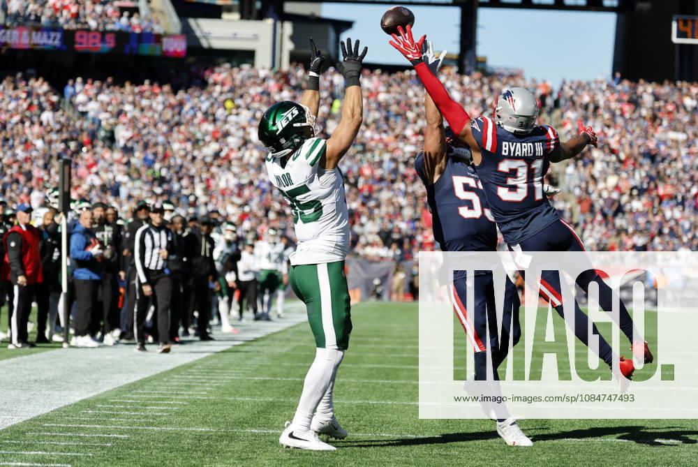 FOXBOROUGH, MA - OCTOBER 18: Kevin Byard III 31 of the New England Patriots breaks up a pass for Mason Taylor 85 of the New York Jets during a game between the New England Patriots and the New York Jets on October 18, 2026, at Gillette Stadium in Foxborough, Massachusetts. (Photo by Fred Kfoury III Icon Sportswire) NFL, American Football Herren, USA OCT 18 Jets at Patriots Icon482261018005