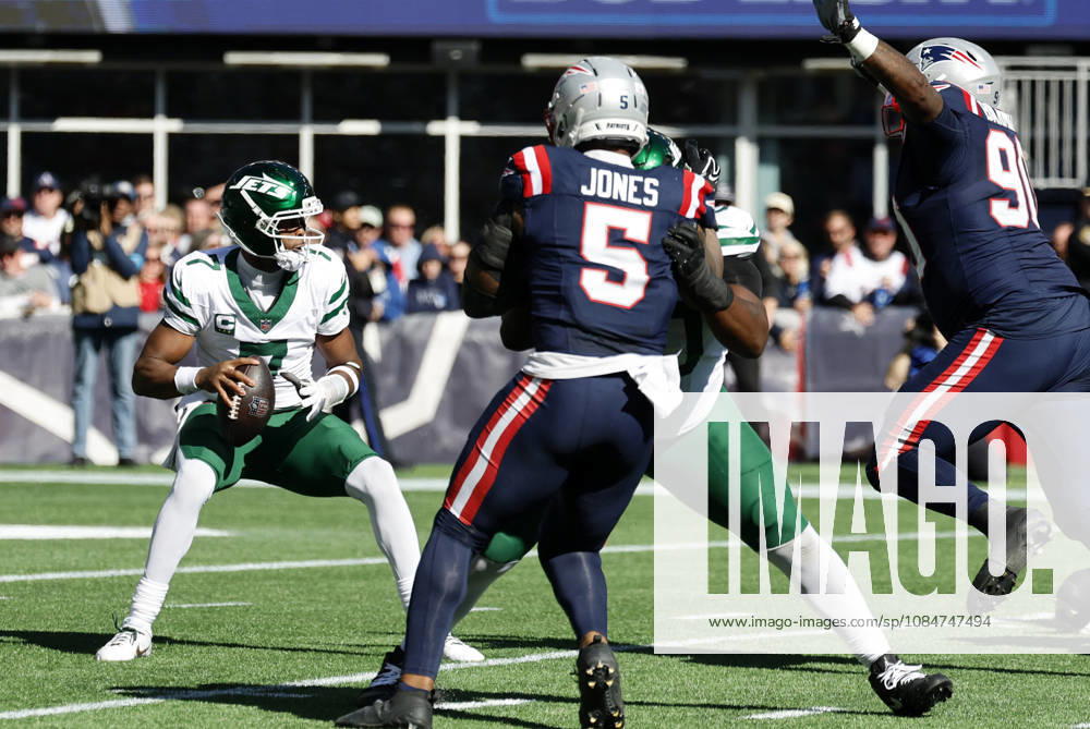 FOXBOROUGH, MA - OCTOBER 18: Christian Barmore 90 of the New England Patriots breaks in to sack Geno Smith 7 of the New York Jets during a game between the New England Patriots and the New York Jets on October 18, 2026, at Gillette Stadium in Foxborough, Massachusetts. (Photo by Fred Kfoury III Icon Sportswire) NFL, American Football Herren, USA OCT 18 Jets at Patriots Icon482261018006