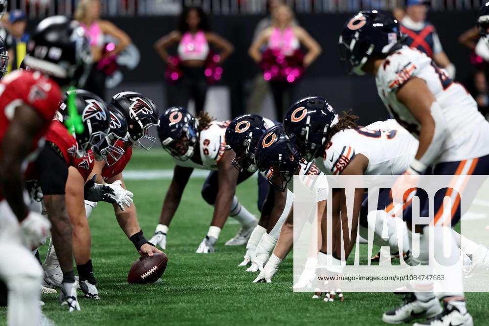 ATLANTA, GA - OCTOBER 18: The Atlanta Falcons prepare o snap the football during the Sunday afternoon NFL, American Football Herren, USA game between the Atlanta Falcons and the Chicago Bears on October 18, 2026 at the Mercedes-Benz Stadium in Atlanta, GA. (Photo by David J. Griffin Icon Sportswire) NFL: OCT 18 Bears at Falcons Icon9532610180842