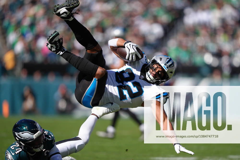 PHILADELPHIA, PA - OCTOBER 18: Carolina Panthers tight end Tommy Tremble (82) is tackled after making a reception in the first half during the game between the Carolina Panthers and Philadelphia Eagles on October 18, 2026 at Lincoln Financial Field in Philadelphia, PA. (Photo by Kyle Ross Icon Sportswire) NFL, American Football Herren, USA OCT 18 Panthers at Eagles Icon26101824